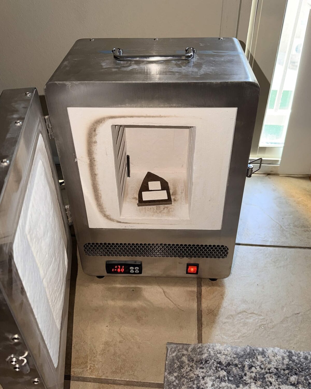 Bench kiln with a test sample inside